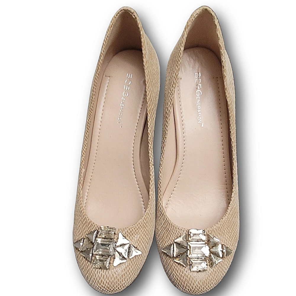 BCBGeneration Tan Beige Snake Embossed Leather Wedge Heel Shoes SZ 7 Round Toe - Picture 2 of 14
